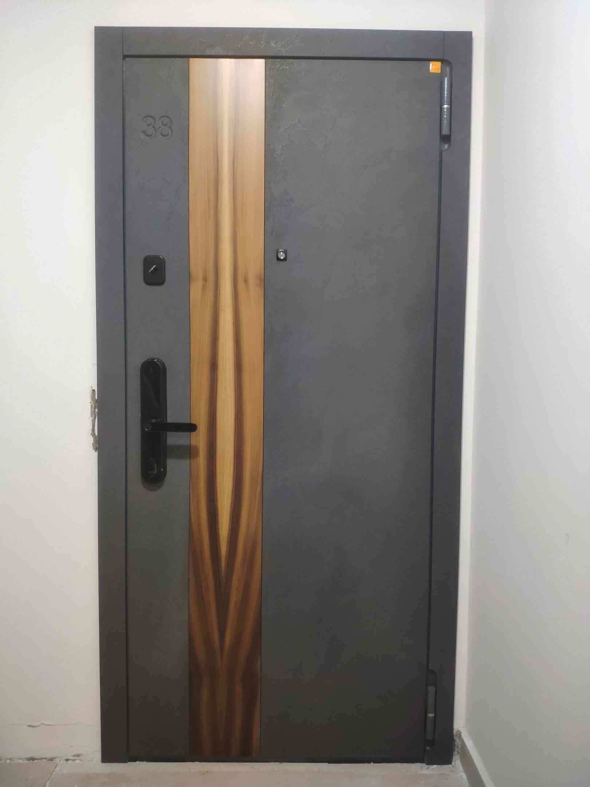 серая дверь