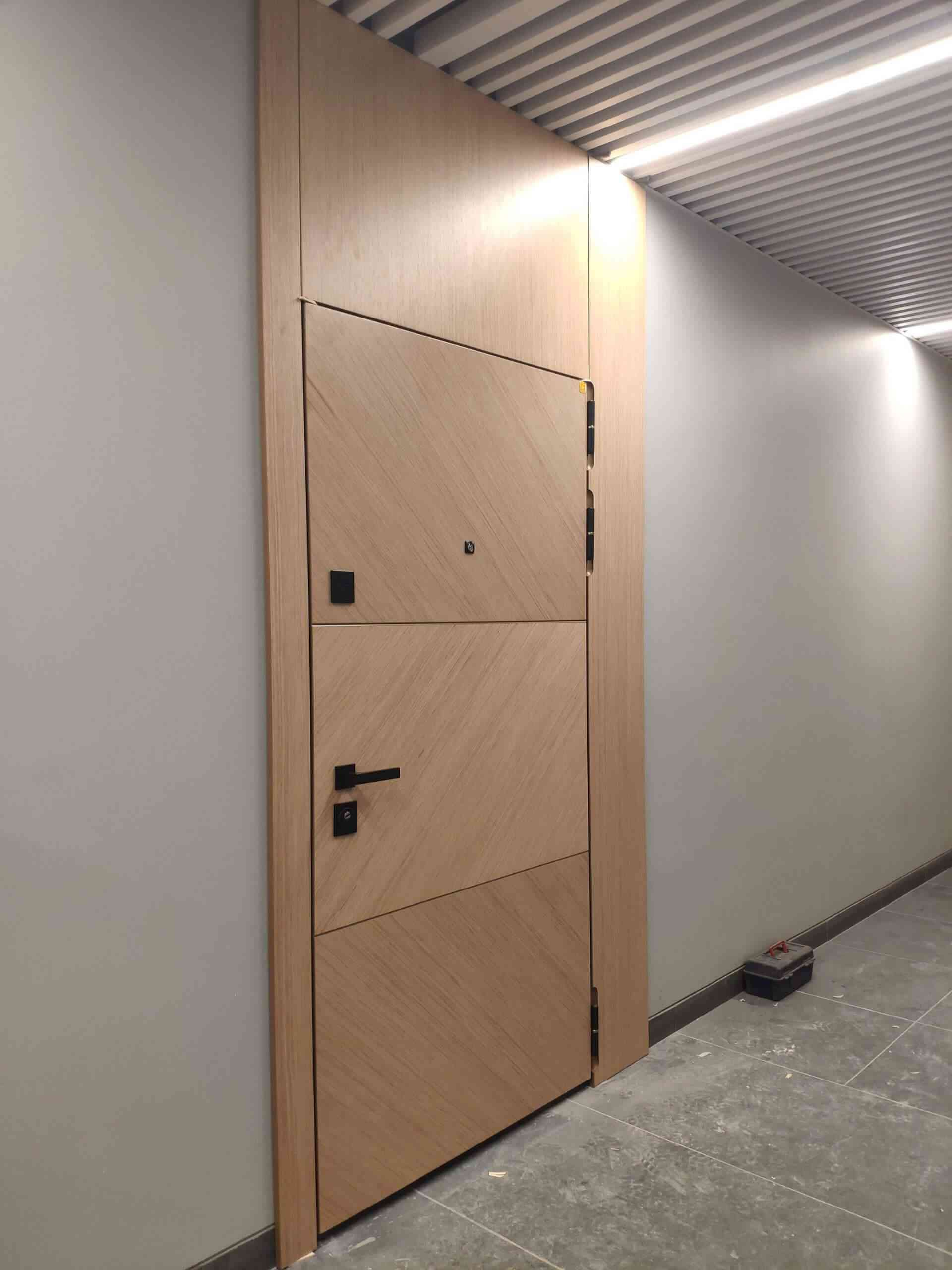 Входная белая дверь